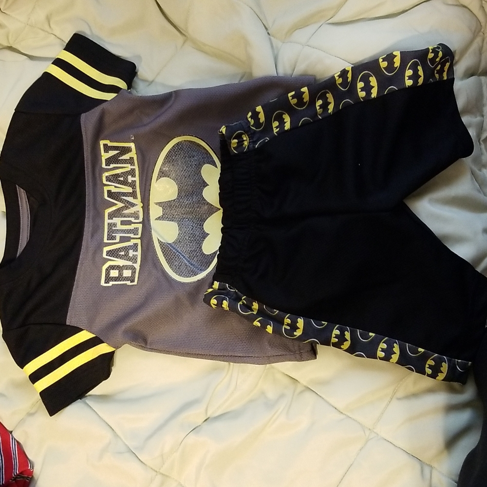 Boys 24m/2T 2 Batman outfits, and 1 superman outfit - Picture 5 of 16